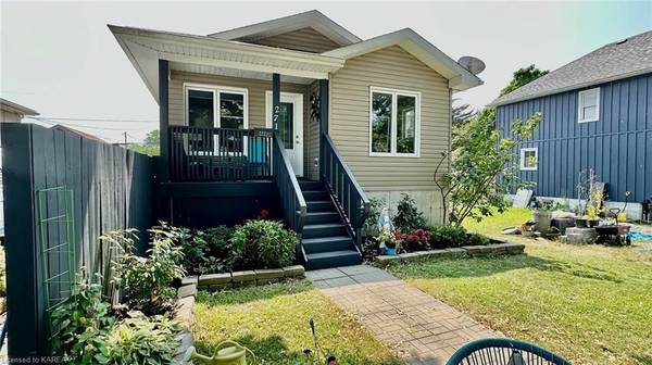 271 SYDENHAM ST, Gananoque, ON K7G 1C4