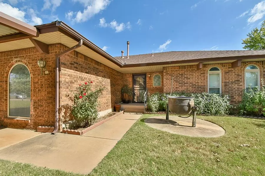 924 Penn Lane, Moore, OK 73160