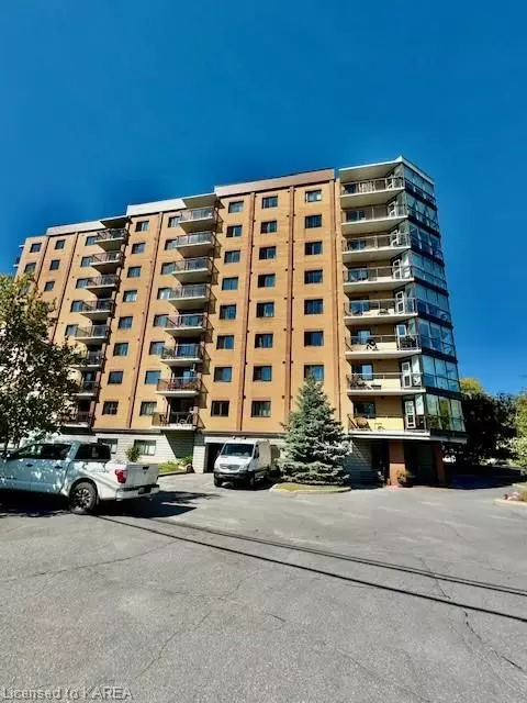 Kingston, ON K7L 5H6,120 BARRETT CT #411