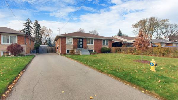 39 Greengrove CRES, Toronto C13, ON M3A 1H8