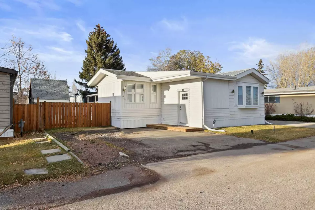 Calgary, AB T2A 0W6,6220 17 AVE SE #74