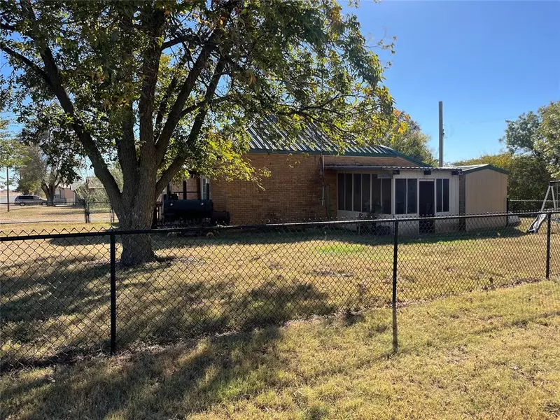 321 N Wachholtz Avenue, Butler, OK 73625