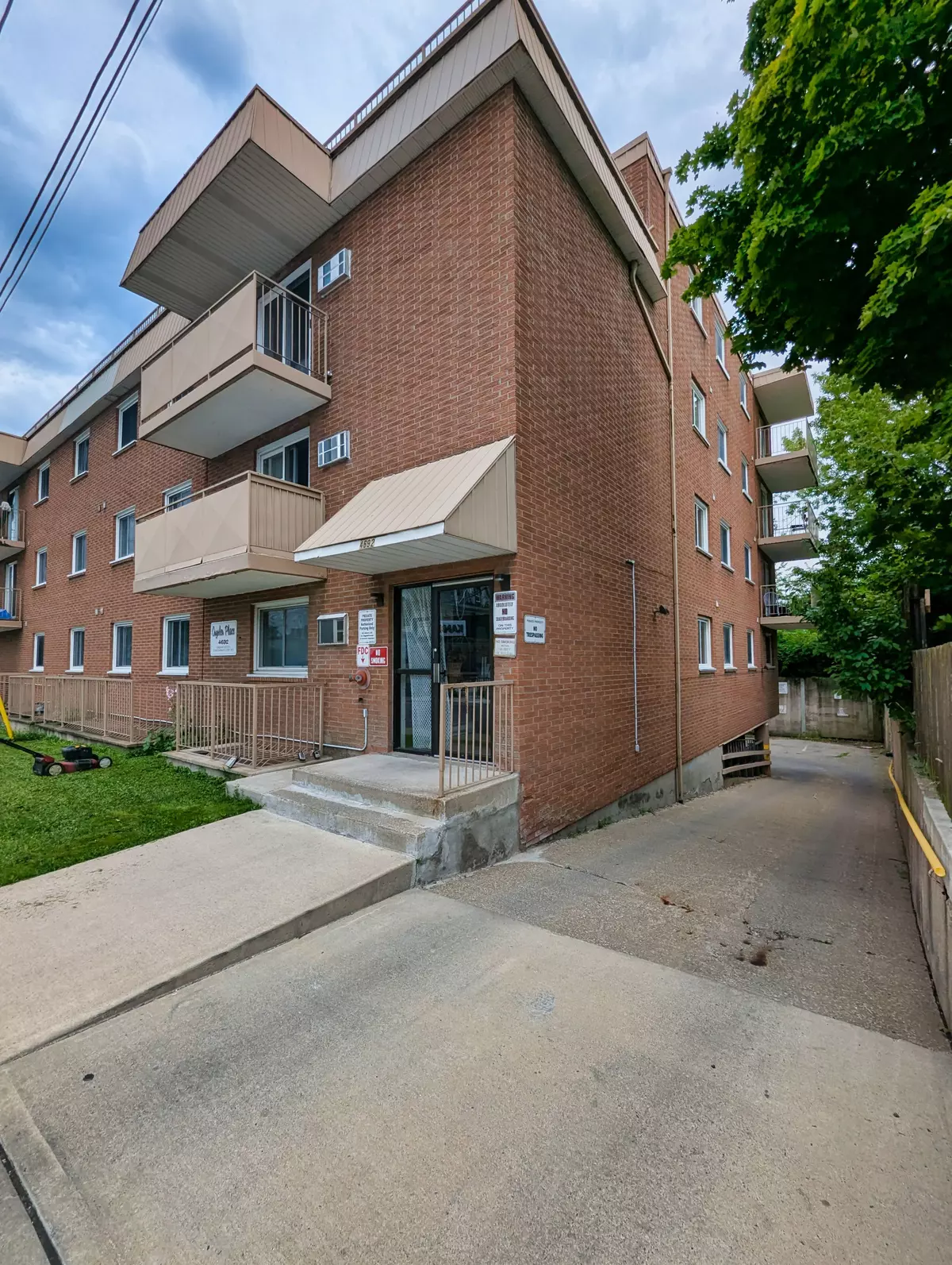 Niagara Falls, ON L2E 3V8,4692 Crysler AVE #305