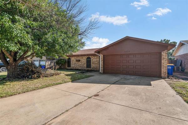 6552 Meadowview Lane, Watauga, TX 76148