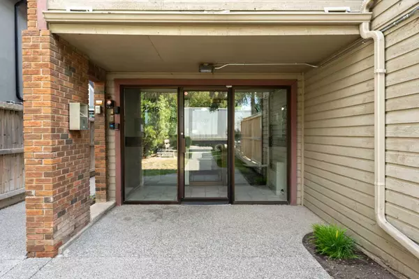 Calgary, AB T3E 2L8,2218 30 ST SW #308