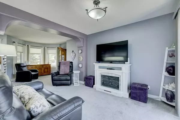 Airdrie, AB T4B 2G8,19 Woodside CRES NW