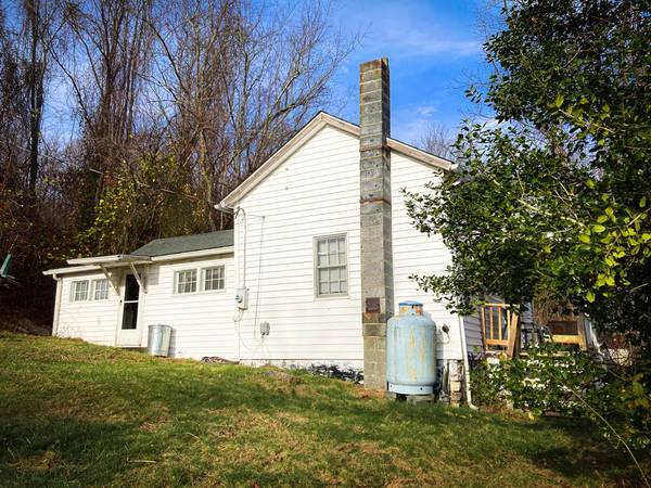 450 Heralds Ln, Tazewell, VA 24651