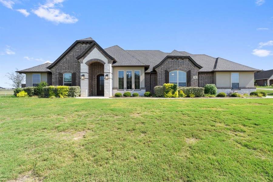 140 Helton Drive, Granbury, TX 76049