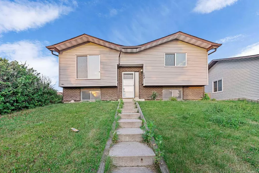 103 Castleridge RD Northeast, Calgary, AB T3J 1N8