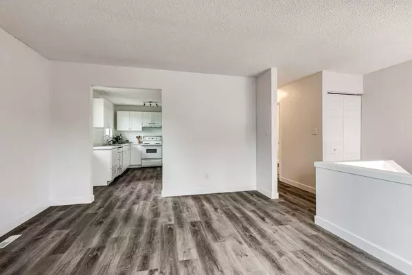 Calgary, AB T2A 4X2,804 44 ST SE