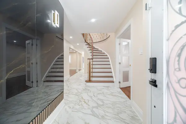 495 Fairview RD W, Mississauga, ON L5B 3W7