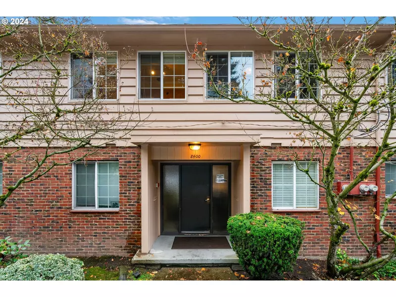 8400 SW CANYON LN, Portland, OR 97225