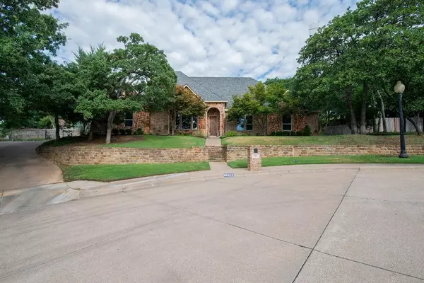 Burleson, TX 76028,915 Royal Court