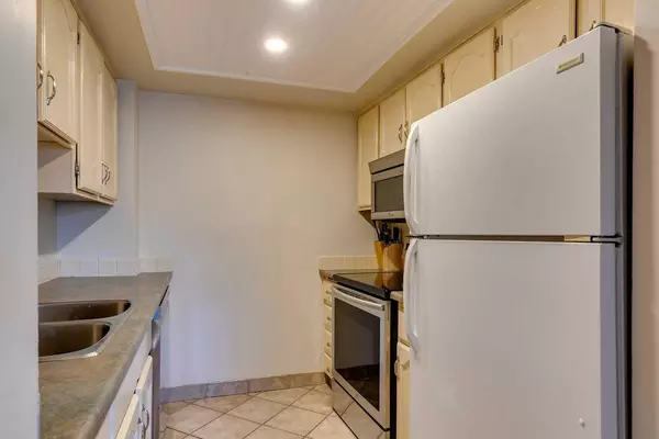 Calgary, AB T2Y 5B8,1817 14A ST SW #106