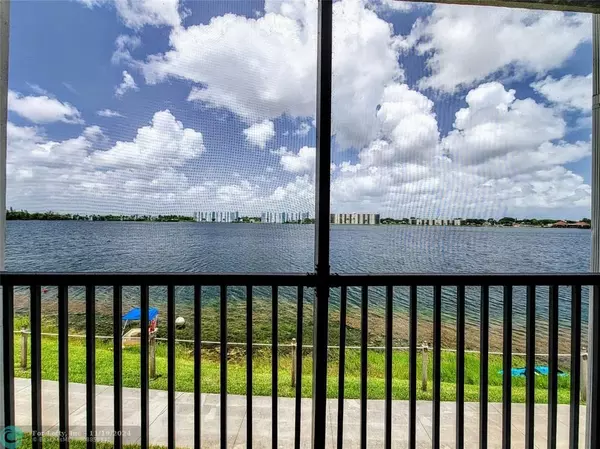 Oakland Park, FL 33309,115 Lake Emerald Dr  #209