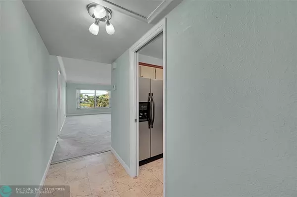 Pompano Beach, FL 33069,2801 N Palm Aire Dr  #305