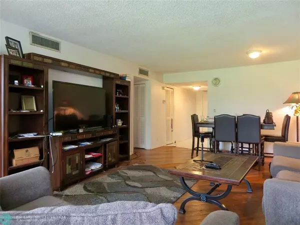 Pompano Beach, FL 33069,2651 S Palm Aire Dr  #305