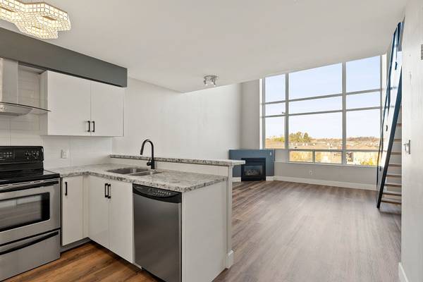 200 Manitoba ST #431, Toronto W06, ON M8Y 3Y9