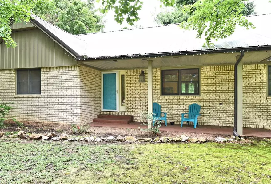 1404 N Fox Street, Chouteau, OK 74337