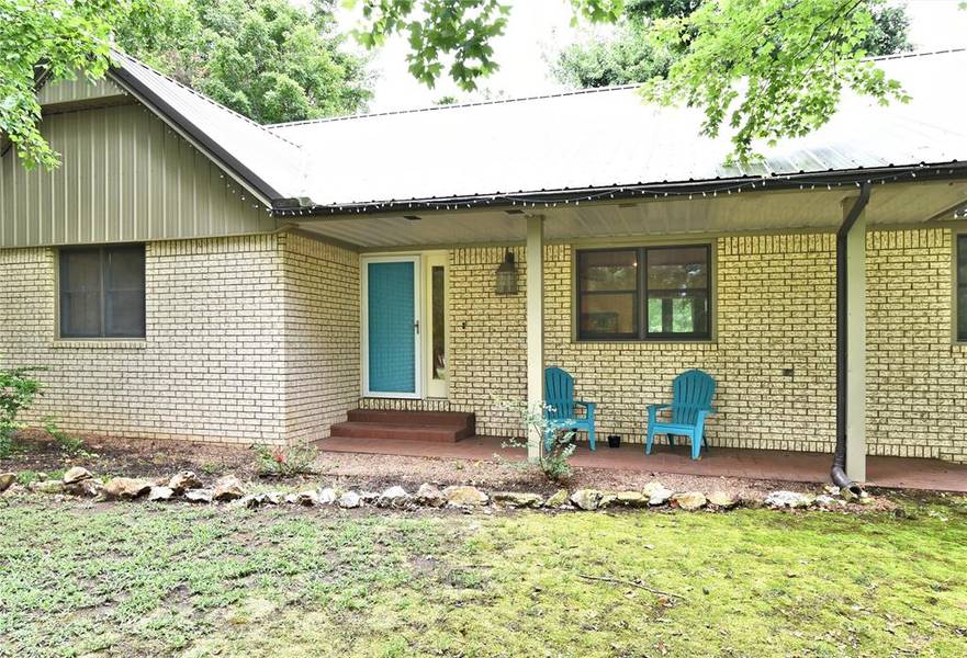 1404 N Fox Street, Chouteau, OK 74337