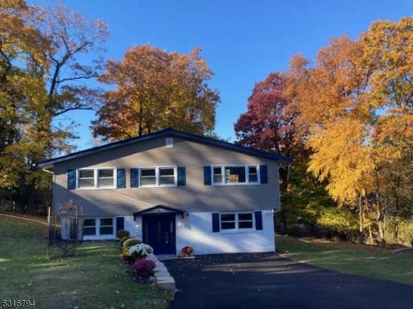 2 Jager Ct, Hopatcong Boro, NJ 07843