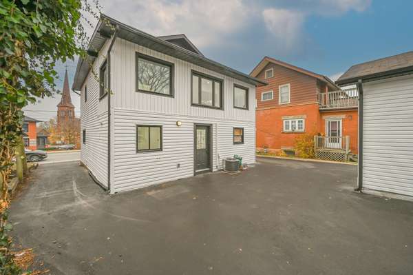 3 Guelph ST, Halton Hills, ON L7G 3Y8