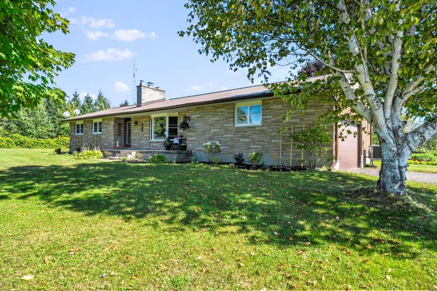 1076 Sandringham RD, Kawartha Lakes, ON K0M 2T0