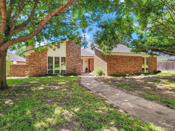 4412 Willow Bend Drive,  Arlington,  TX 76017