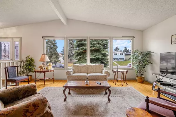 Calgary, AB T2K 4K3,7443 Huntertown CRES Northwest