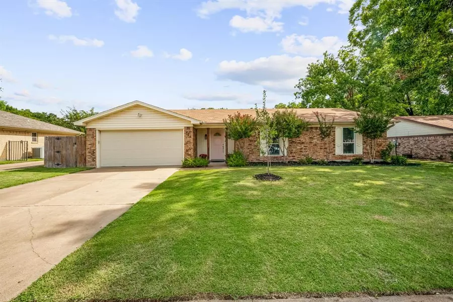 124 Amory Drive, Benbrook, TX 76126