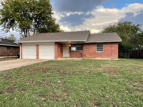 1108 Willingham Way, Moore, OK 73160