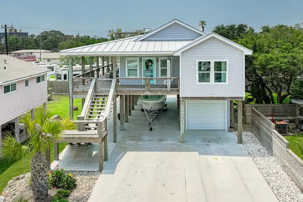 208 Fulton Avenue, Rockport, TX 78382