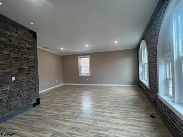 Somerville Boro, NJ 08876,81 W Main St, Penthouse #I