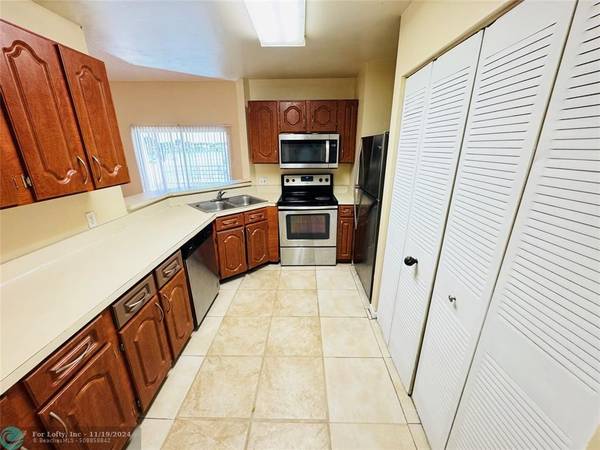 Lauderdale Lakes, FL 33309,3449 NW 44th St  #202