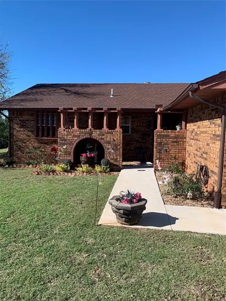 102 Sugar Creek Drive, Binger, OK 73009