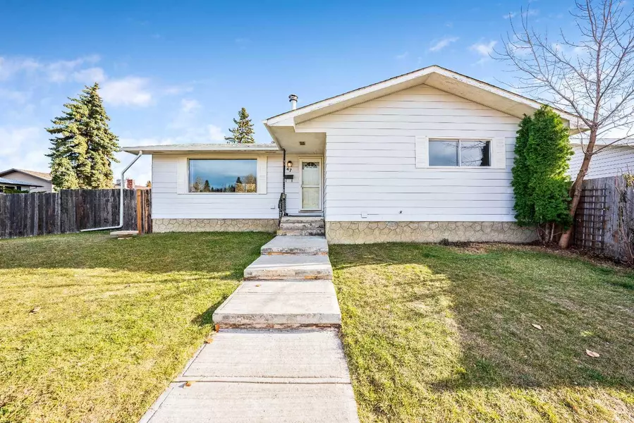 47 Queen Isabella Close Southeast, Calgary, AB T2J 3R2