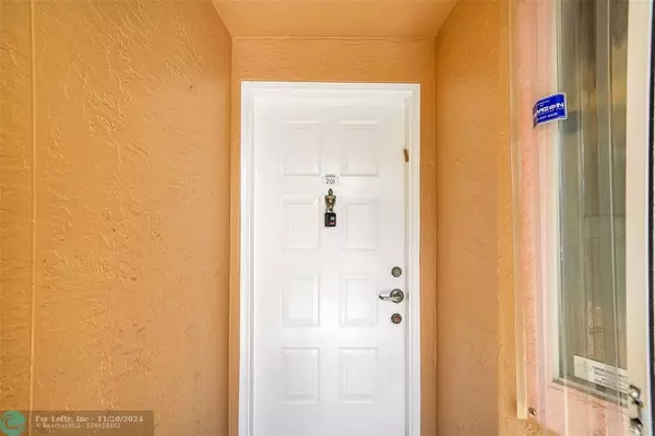 Boynton Beach, FL 33437,5876 Regal Glen Drive  #201