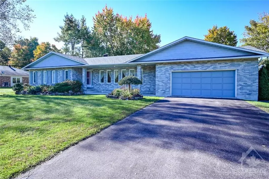 2 MAPLERIDGE LN, Rideau Lakes, ON K7A 4S5