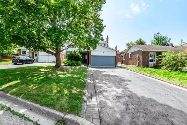 Newmarket, ON L3Y 5T9,9 Eastman CRES