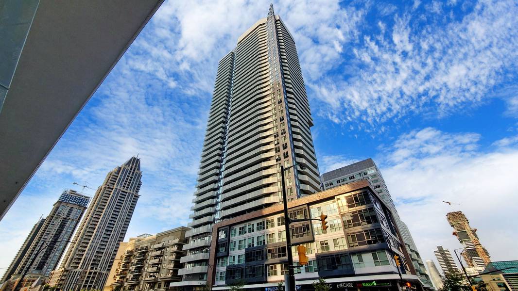 4065 Confederation Pkwy #3702, Mississauga, ON L5B 0L4