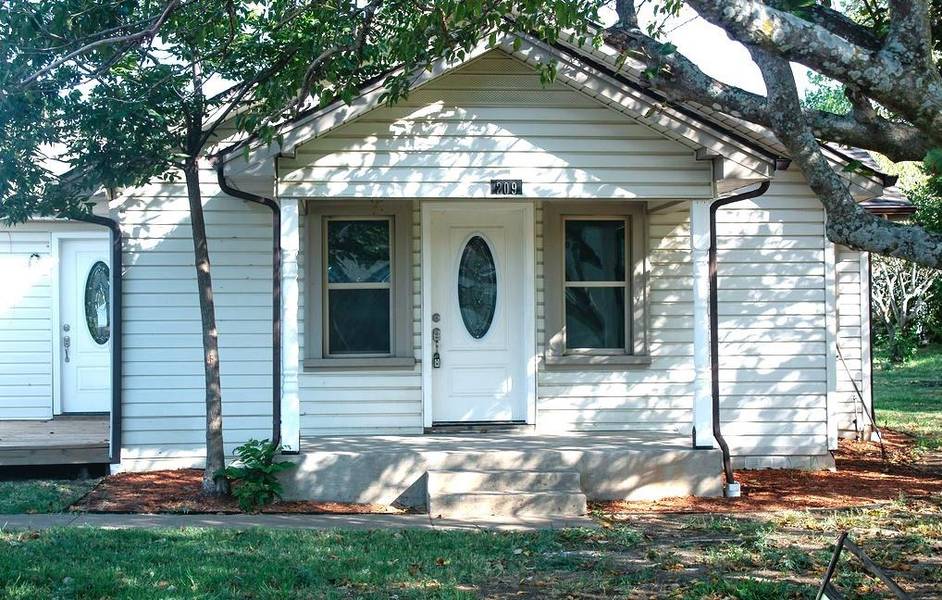 209 W Main Street, Grandview, TX 76050