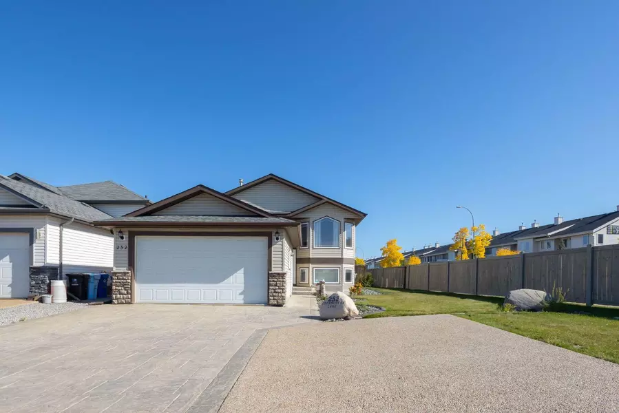 252 Crown Creek LN, Fort Mcmurray, AB T9K 2T9