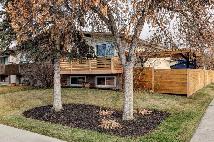 5202 Bowness RD NW, Calgary, AB T3B0C3