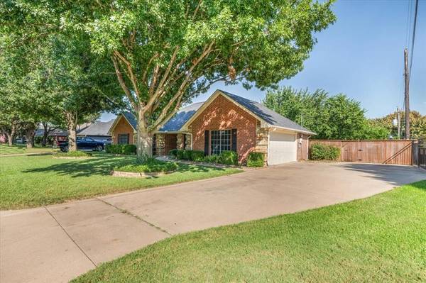 413 Flagstone Drive, Burleson, TX 76028