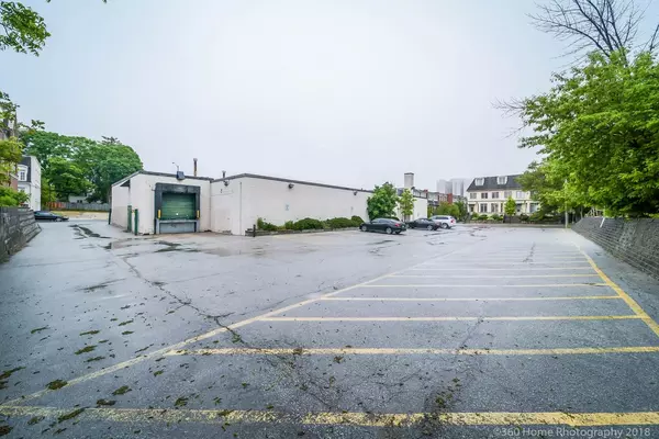 Oakville, ON L6K 1E3,104 Lakeshore RD W