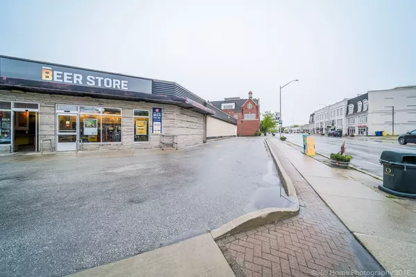 Oakville, ON L6K 1E3,104 Lakeshore RD W