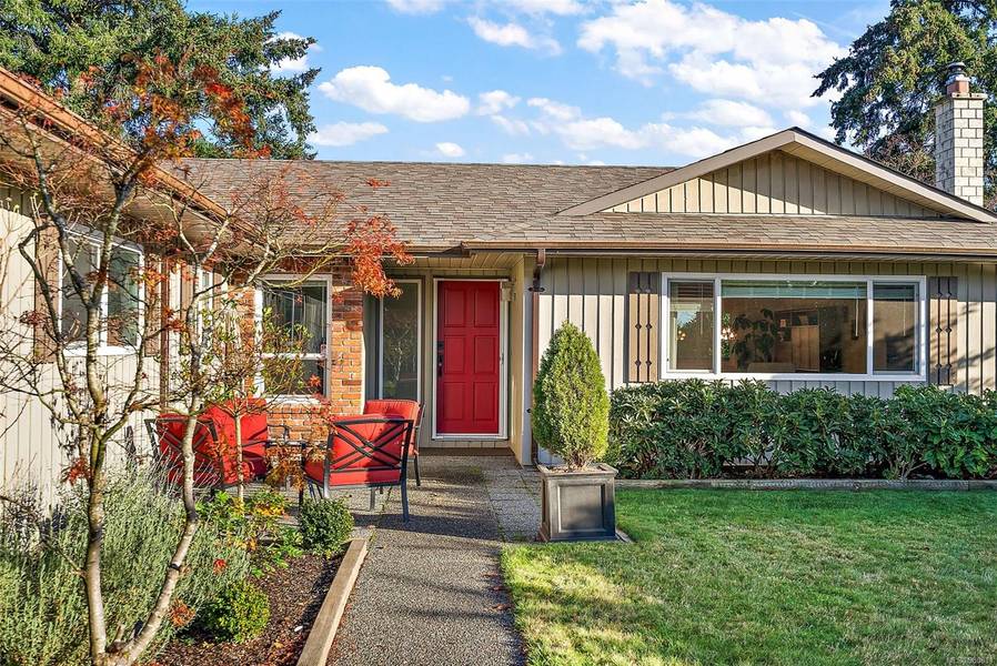 7205 Skyline Cres, Central Saanich, BC V8M 1M4