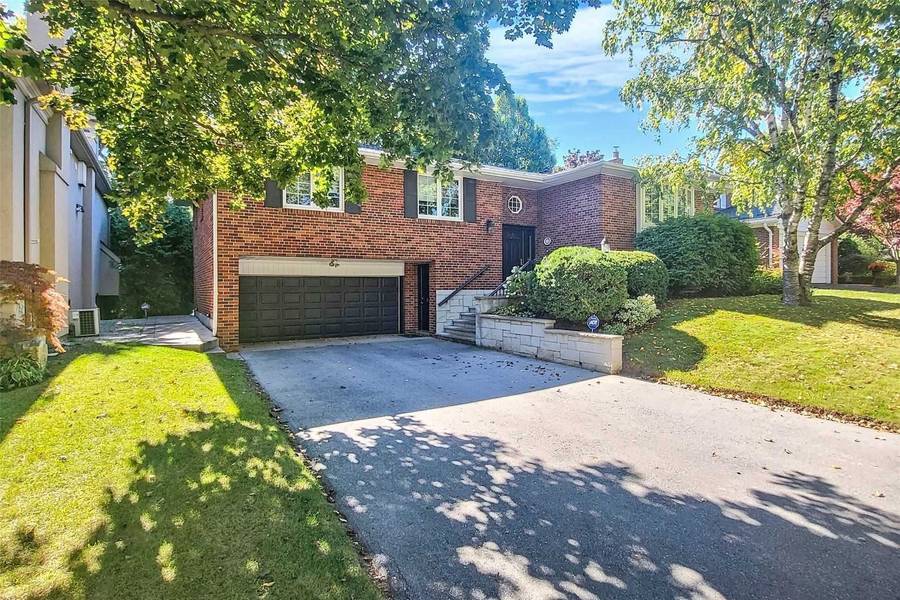 3 Danville DR, Toronto C12, ON M2P 1H7