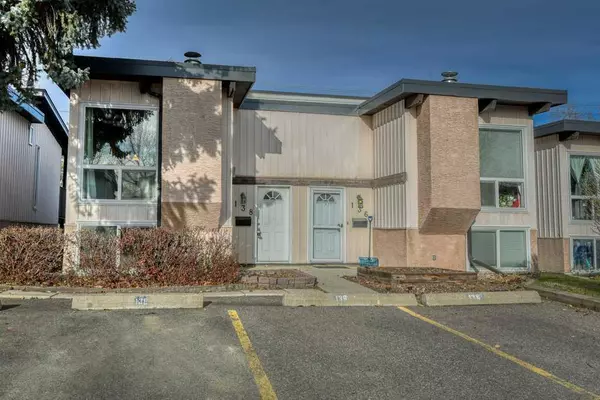 138 Oaktree LN Southwest, Calgary, AB T2V 4E4