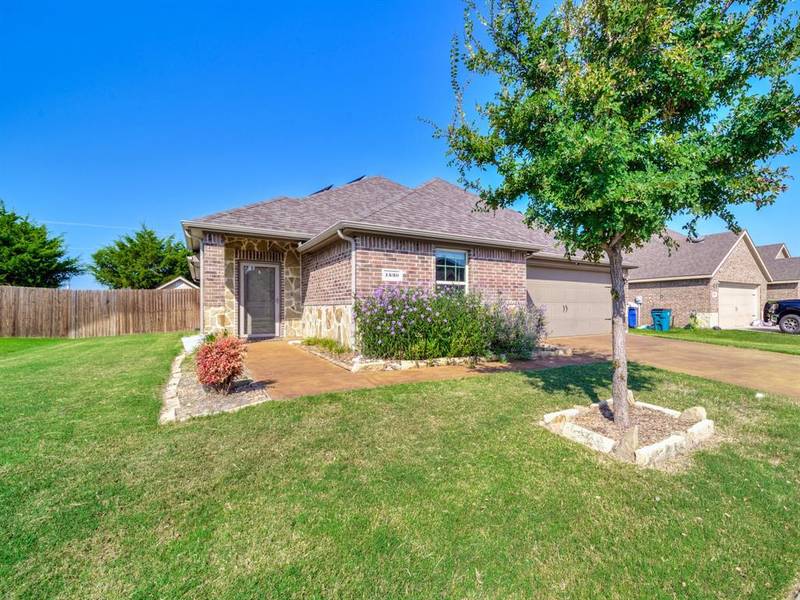 1530 Woodlake Drive, Waxahachie, TX 75165